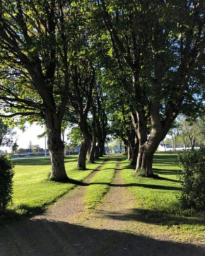 Sjarmerende hus med veldig stort uteareal.